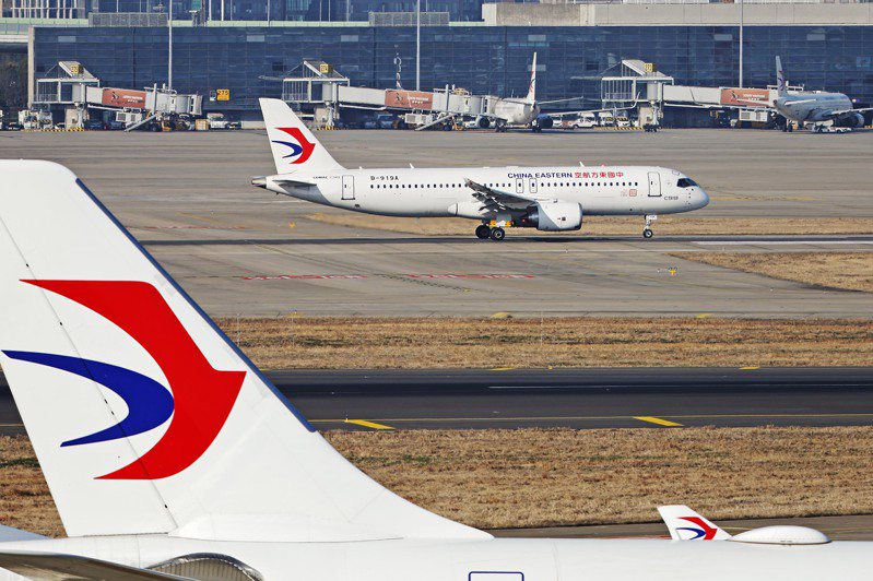 中國大陸航班運力陸續恢復，赴東南亞機票價格降三成。圖為東航首架C919客機。（中新社）