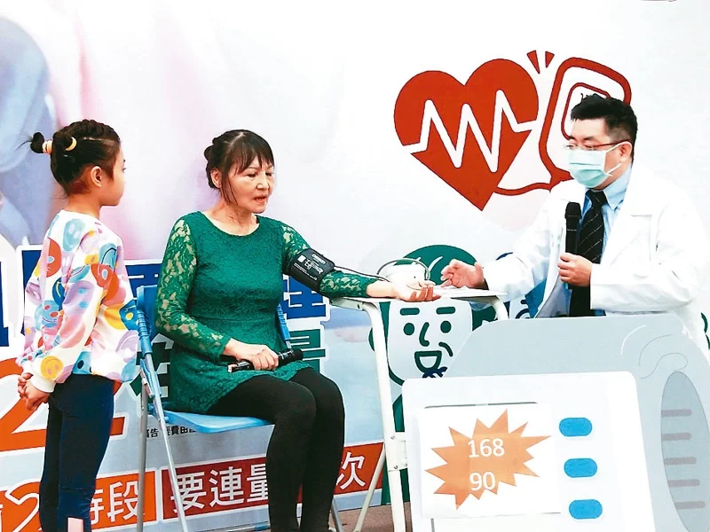 台灣高血壓學會理事長林彥宏(右)提醒，18歲以上民眾每年至少要量一次血壓。 圖／...