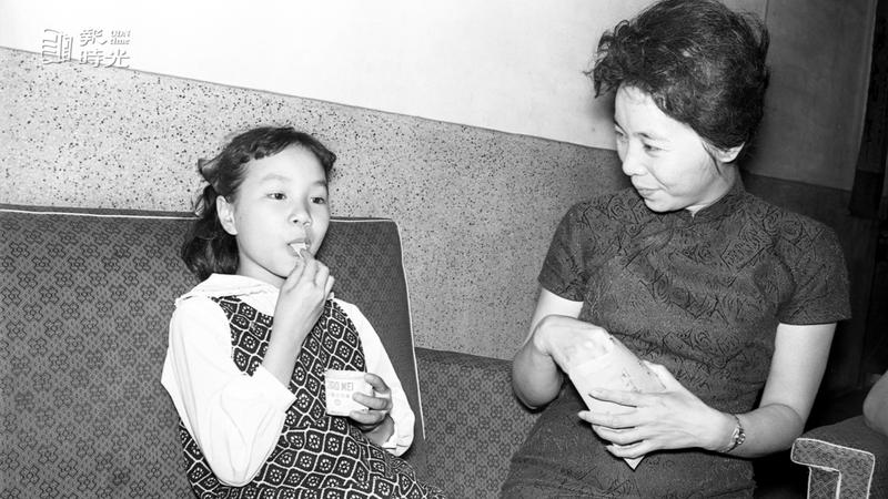 第十屆亞洲影展最佳童星特別獎由我「薇薇的週記」一片主角周明麗獲獎，圖為周明麗(左)正在吃小美冰淇淋。圖／聯合報系資料照（1963/04/19　王萬武攝影） 