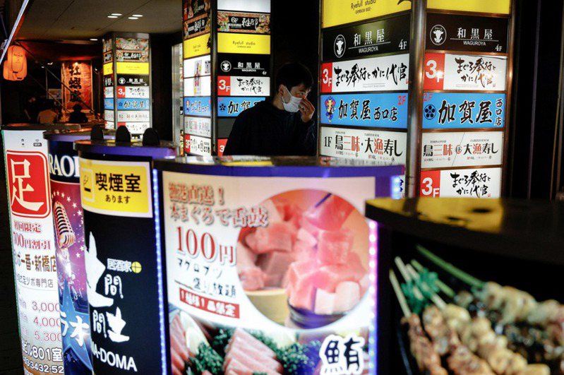 日本修法，部分的飲食店仍可以抽菸，前提是須把「未滿20歲的人不能進」的貼紙貼在門口。日本餐廳示意圖。 路透社