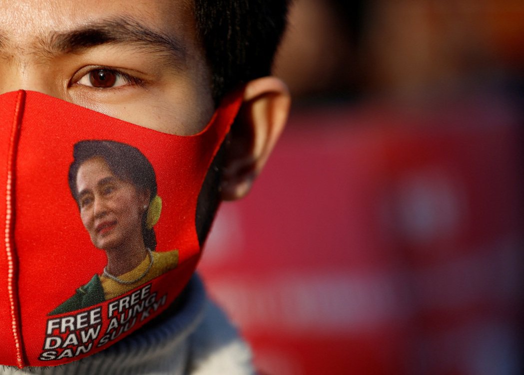 2023年2月1日，於緬甸駐日本大使館外的緬甸軍事政變兩周年抗議活動。 圖／路透...