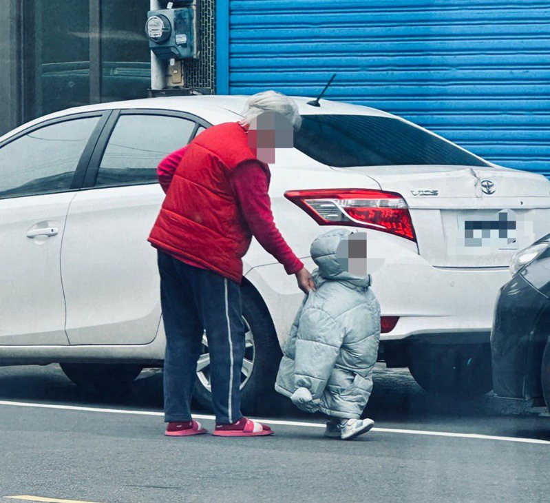 有女網友捕捉到一名男童穿oversize外套走在街頭，驚呼「阿嬤覺得你冷」。 圖擷自臉書社團「路上觀察學院」
