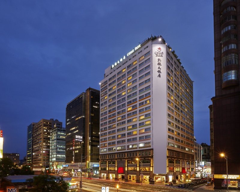 台北凱撒大飯店位於台北火車店前，更與捷運相通，方便旅客前往燈會現場。 台北凱撒／...