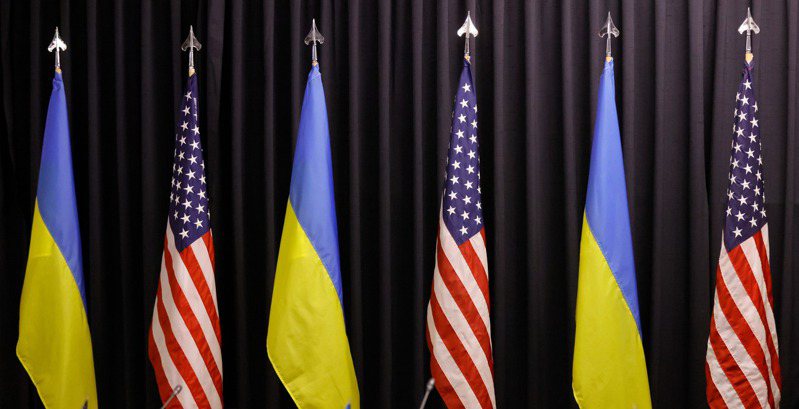 圖為烏克蘭與美國國旗並列。歐新社