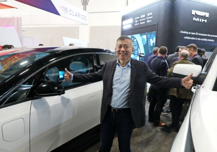 鴻海集團旗下的MIH致力於電動車發展，執行長鄭顯聰在CES 2023展示三台成車。