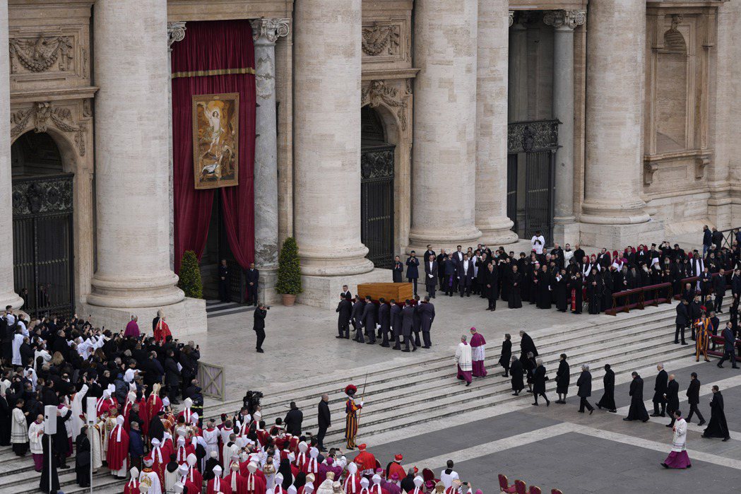 日前在梵蒂岡聖彼得廣場舉行前任教宗本篤十六世葬禮彌撒後，靈柩被運走。  （美聯社...