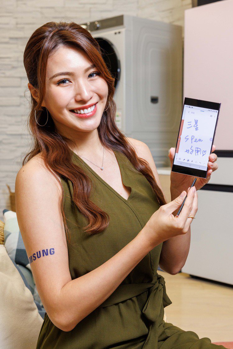 Samsung Galaxy S23 Ultra內建S Pen。記者沈昱嘉／攝影