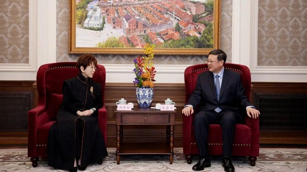 上海市委書記陳吉寧（右）1日會見中國國民黨前主席洪秀柱一行（左）。澎湃新聞