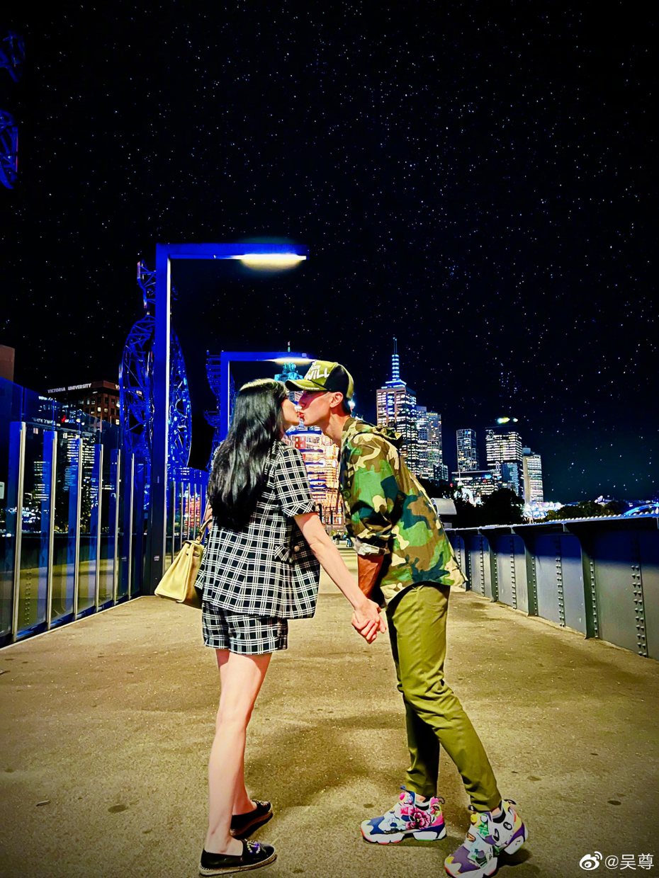 吳尊(右)在交往紀念日曝光星空下浪漫甜吻老婆的畫面。圖／摘自微博