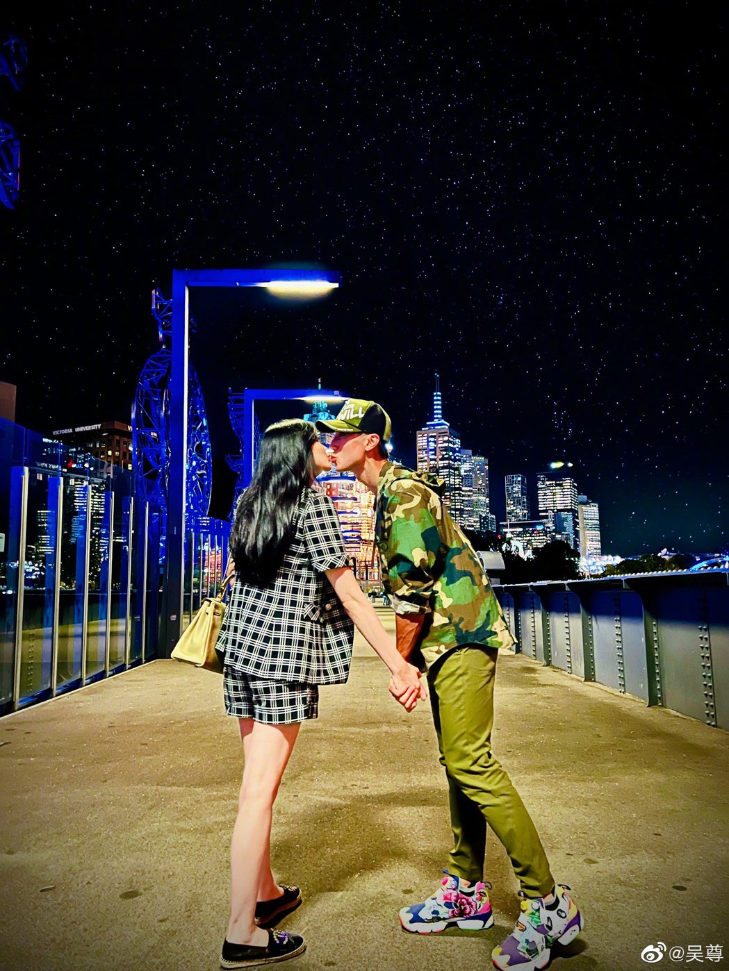 吳尊(右)在交往紀念日曝光星空下浪漫甜吻老婆的畫面。圖／摘自微博