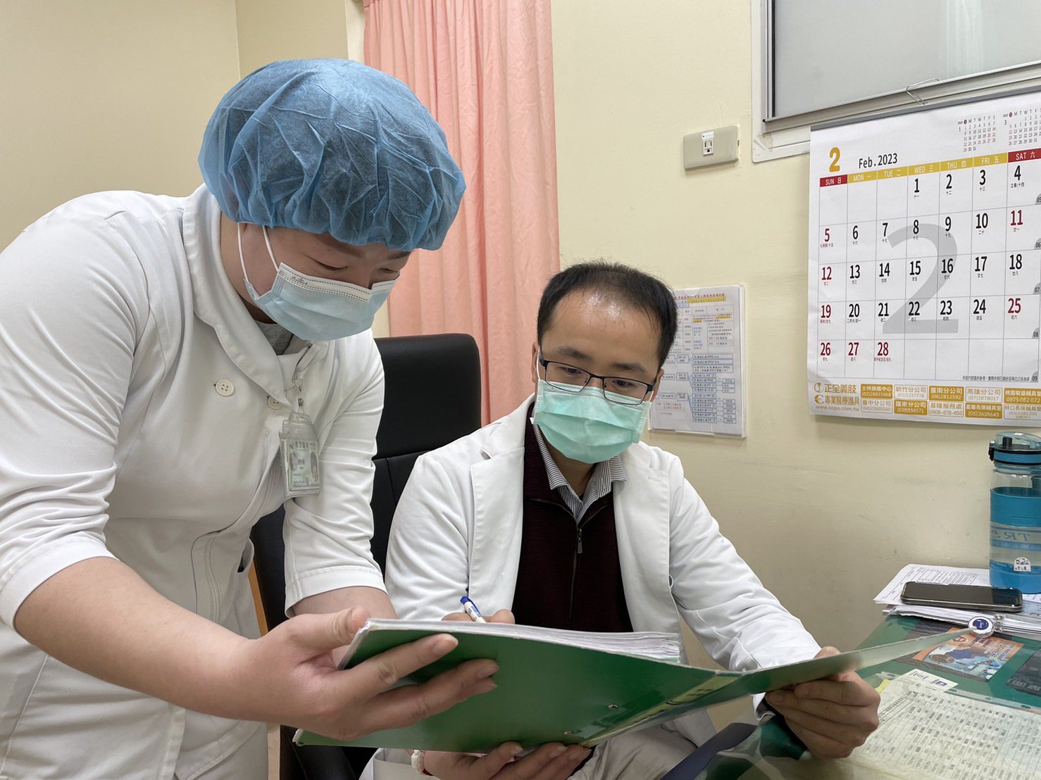 賴俊宏醫師（右）以微創手術處理病友疝氣引發的疼痛等症狀，左為護理師謝易倩。圖／衛福部桃園醫院提供