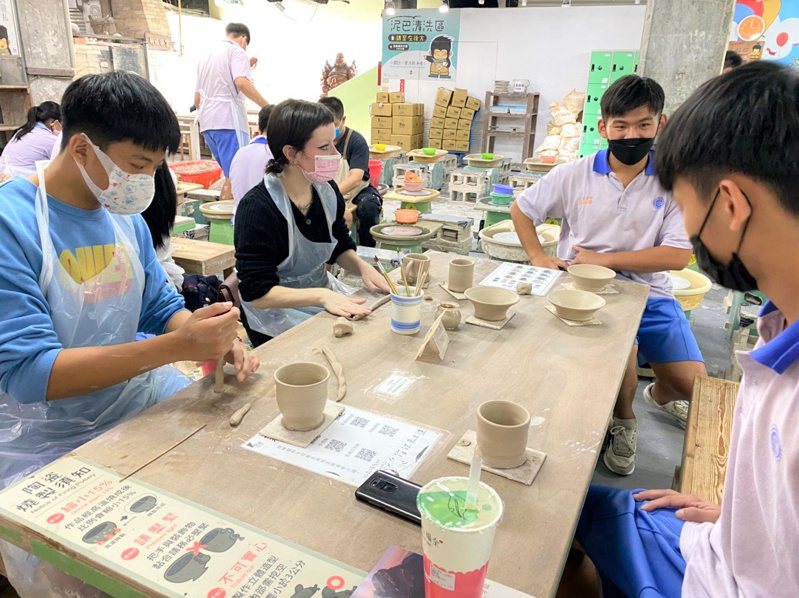 三民高中學生與外籍生到鶯歌老街體驗當地手拉坏製作陶瓷作品。圖／新北市教育局提供
