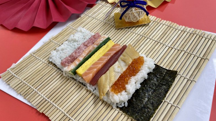 壽司郎推出一日限定的惠方卷，內含鮪魚、鮭魚、星鰻等配料，每條180元。圖／壽司郎...