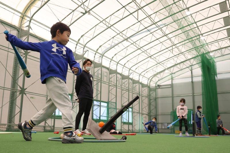 一戶居民的不滿，導致上百個孩子的遊戲場所與市民休憩空間遭到剝奪，是否合理引發討論，現在日本很多公園禁止小孩打球踢球，小孩參加特定活動才有機會接觸棒球等。路透