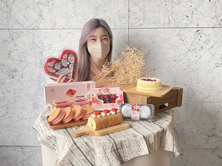 全聯推出We Sweet草莓季新品以及心型盒裝的草莓水果。圖／全聯福利中心提供