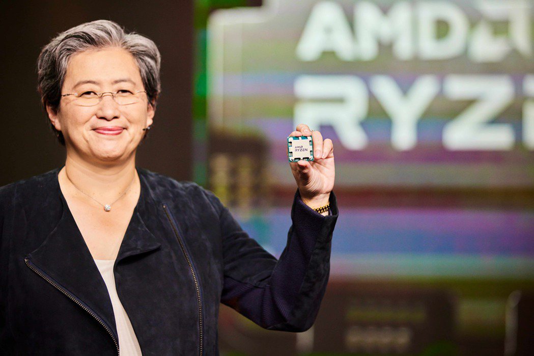 AMD執行長蘇姿丰展示Ryzen 7000系列處理器，採用台積電5奈米製程。圖/...