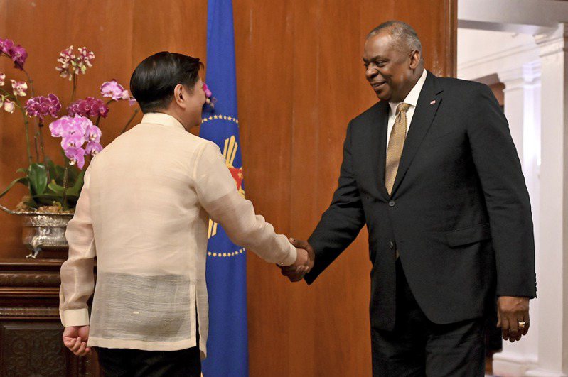 美國國防部長奧斯丁（右）2日會見菲律賓總統馬可仕（左）。美聯社