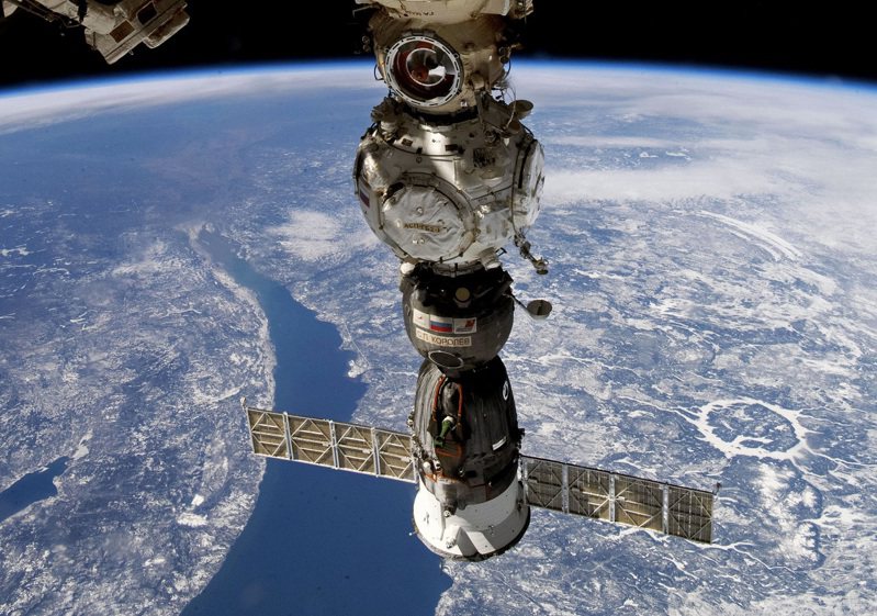 停泊於國際太空站的一艘俄羅斯聯合號太空船。（美聯社）