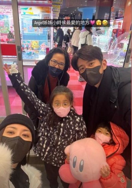 賈靜雯(前左)一家人到日本旅遊。圖／截圖自IG