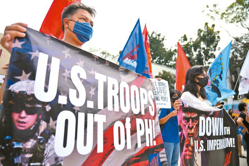 菲律賓示威者二日在馬尼拉大都會區阿奎納多營軍事總部前拉布條抗議美國國防部長奧斯丁訪菲，布條寫著「美軍滾出菲律賓」和「美帝下台」等標語。（美聯社）
