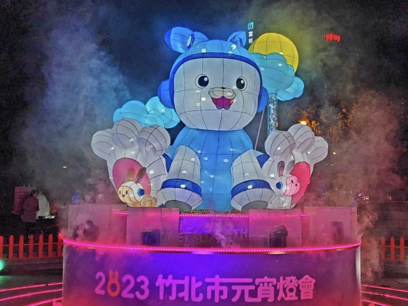 竹北元宵燈會主燈不僅是以太空兔形象打造，還有360度旋轉主燈秀。圖／竹北市公所提供
