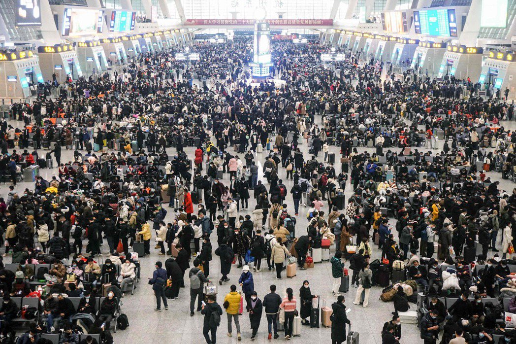 中國春運號稱「地表最大規模人口遷徙」。圖為春運期間，浙江杭州東站候車大廳內候車的...