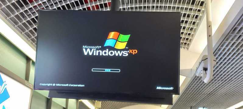 一名網友在捷運站驚見電子看板跑出Windows XP開機畫面，引起討論。翻攝自路上觀察學院