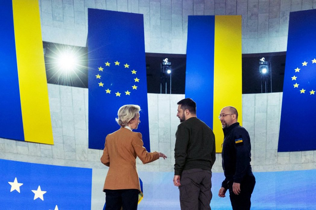 歐洲執行委員會主席馮德萊恩（左）2月2日訪問烏克蘭，於首都基輔與澤倫斯基（中）會...