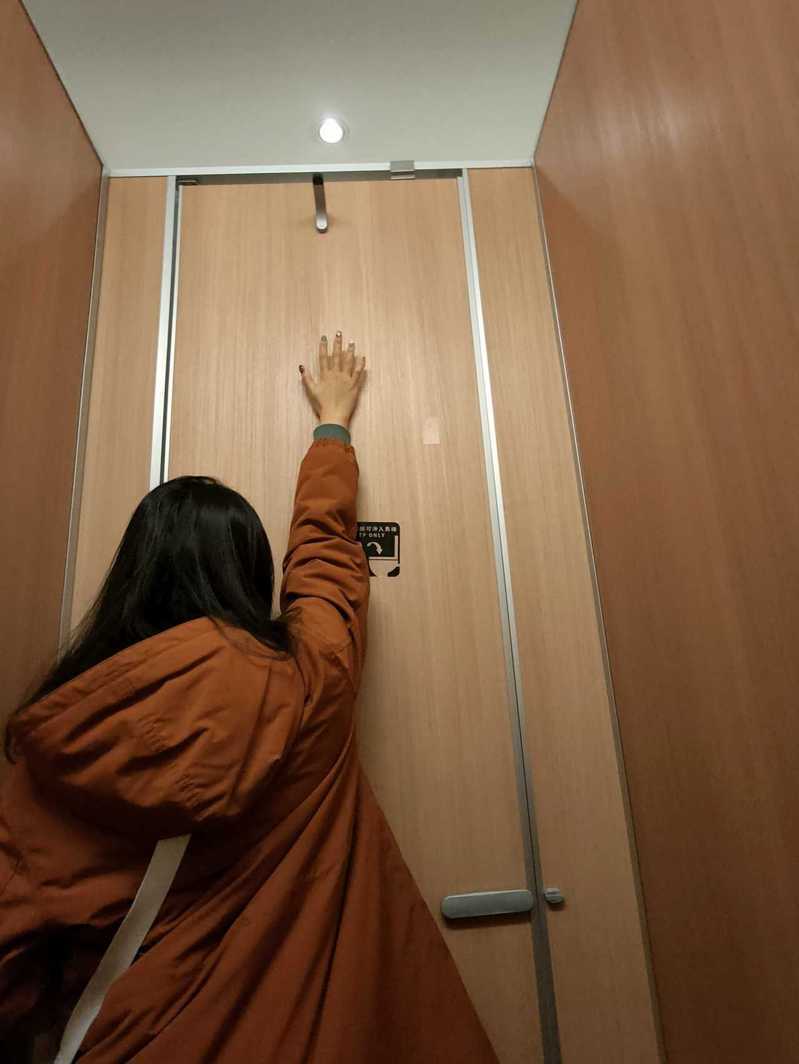 有女網友PO文表示廁所掛勾太高，被網友糾正「那是門擋」。圖擷自爆廢公社二館