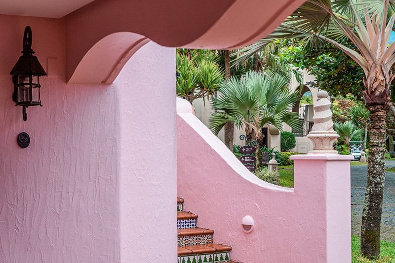 全新的「西班牙粉紅主題別墅」, 呼應情人間的粉紅泡泡。