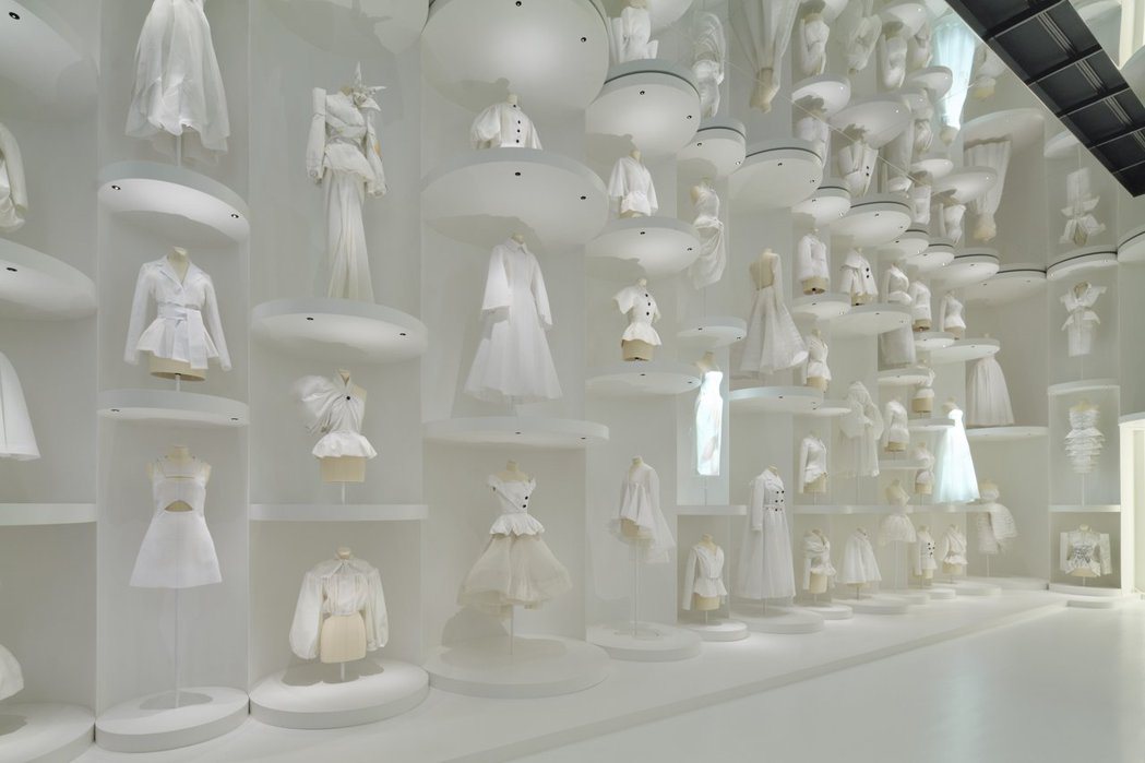 經典的白色帆布房間，透過重新詮釋的曲線展間向Dior線條致敬，同時將工坊的精湛技...