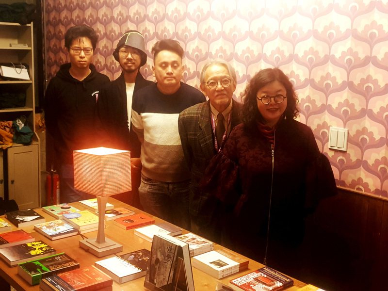 香港作家鄧小樺(右一)成立2046出版社，是香港人在台灣成立出版社的先鋒。右二為共和國出版集團創辦人郭重興。記者陳宛茜／攝影