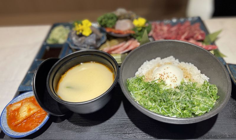 所有套餐都含越光米飯、韓式泡菜及獨家海老味噌湯，野菜沙拉、飲料自助無限吃。記者王昭月／攝影