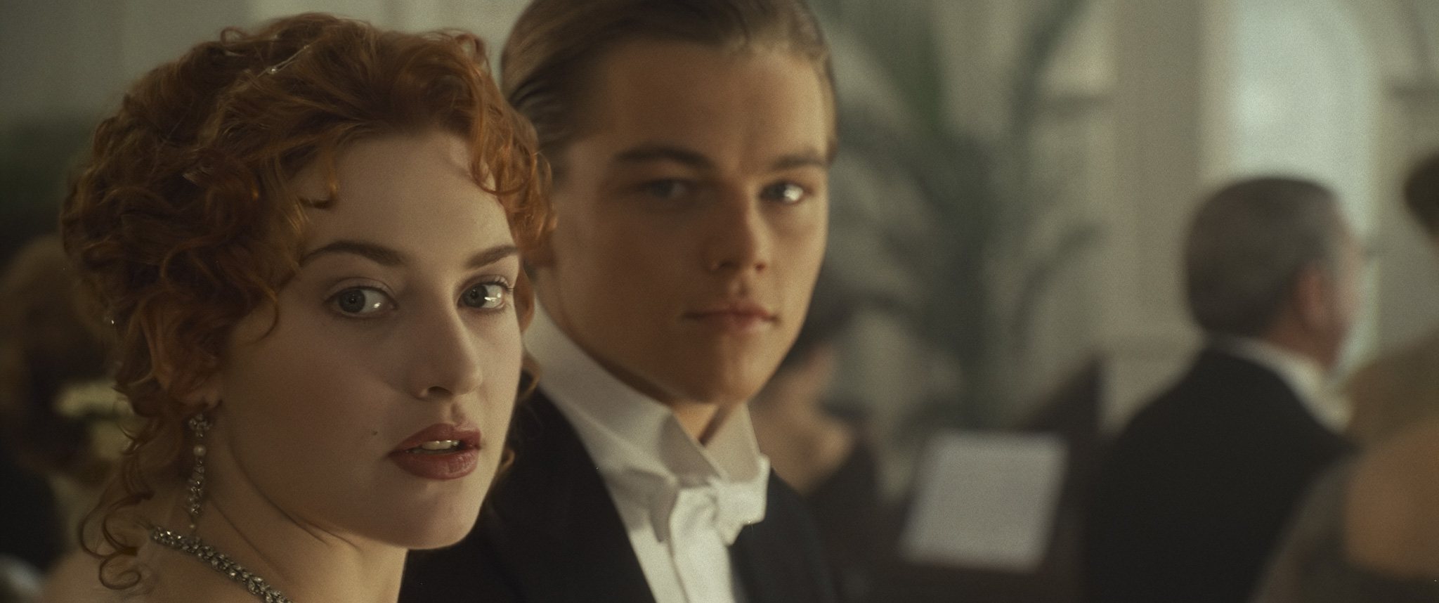 凱特溫絲蕾(左)、李奧納多狄卡皮歐主演「鐵達尼號」是影史經典愛情電影。圖／迪士尼提供