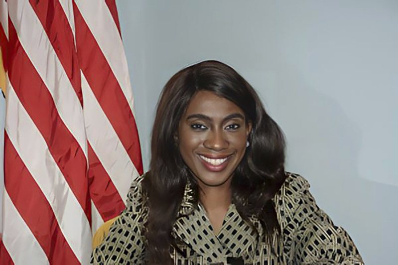 美國新澤西州塞爾維爾市（Sayreville）30歲女議員德溫佛爾（Eunice Dwumfour）1日晚間被發現遭連開多槍陳屍車內。美聯社
