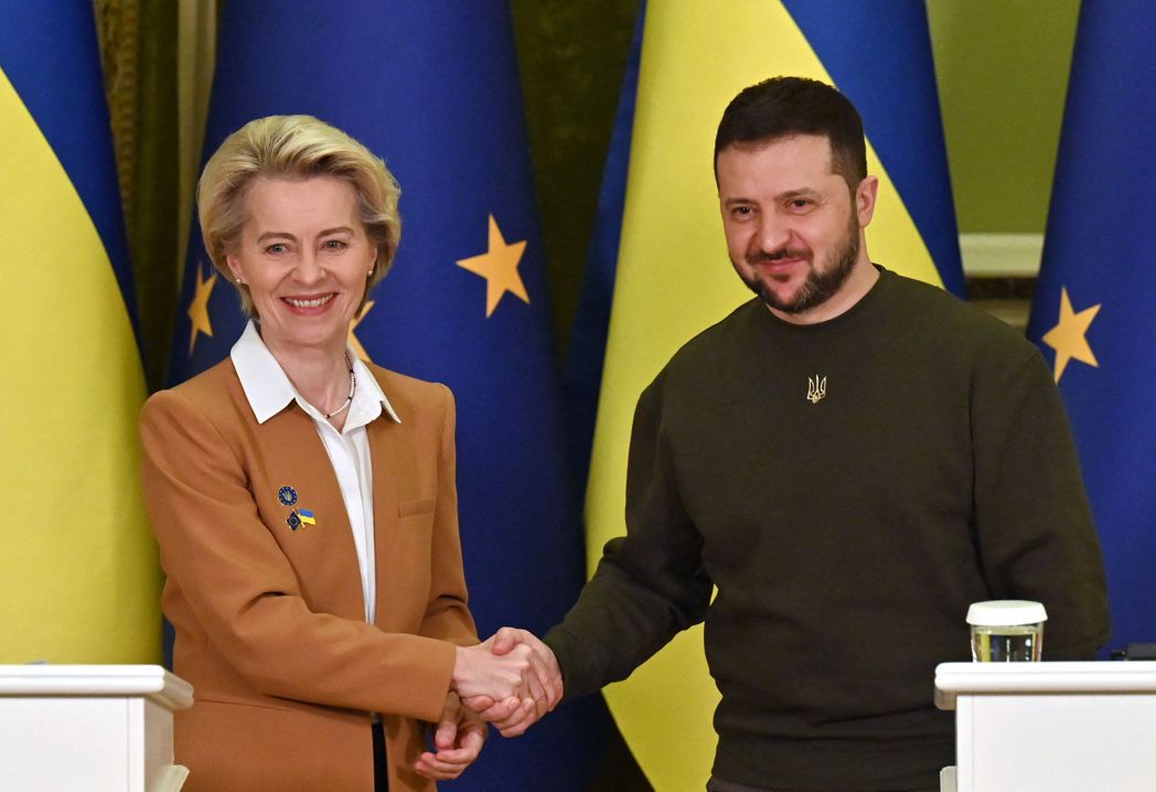 烏歐峰會舉行前夕，歐盟執委會主席范德賴恩（左）和烏克蘭總統澤倫斯基2日在基輔共同...
