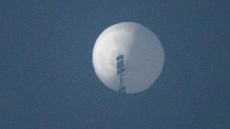 美國國防部2日表示，正在追蹤一個飛越美國的中國大陸監控氣球，圖為蒙大拿比靈斯居民前一天拍攝到的影像。美聯社 / Chase Doak