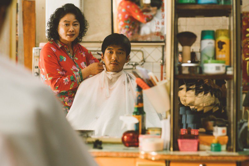 陸小芬(左)在「本日公休」飾演理髮師，親自幫前女婿傅孟柏剪髮。圖／威視提供