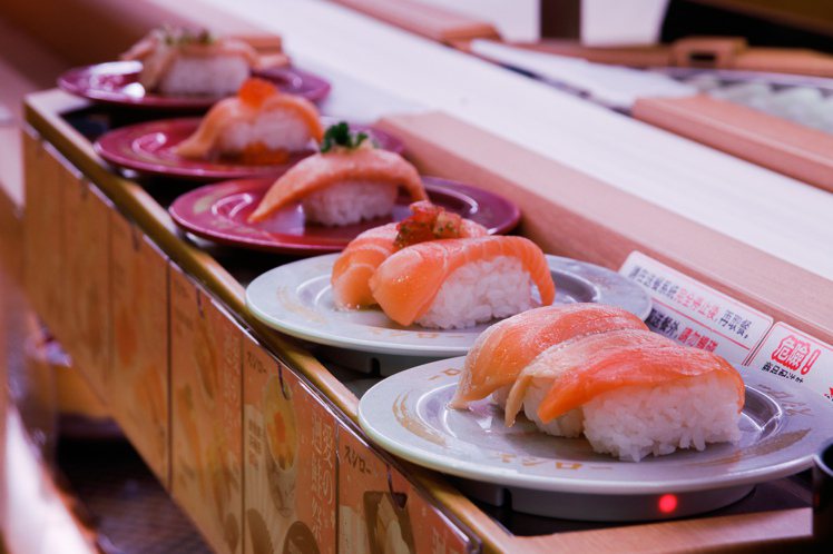 日本壽司郎將暫時於輸送帶上擺放壽司，僅會擺放顧客訂購的產品。圖／壽司郎提供