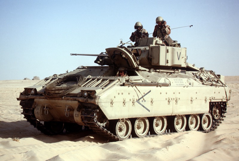 1991年初，趕赴中東執行沙漠之盾行動的美軍M2A1裝步戰鬥車。 圖／美國海軍檔案照