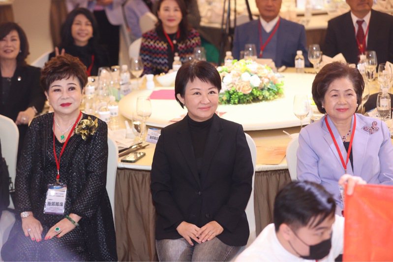台中市長盧秀燕（中）今天下午出席台灣女力論壇暨中台灣女力論壇聯合會成立大會。記者黃仲裕／攝影