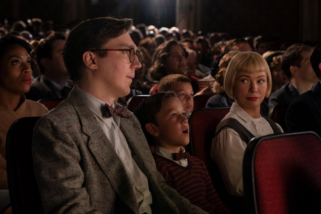 「法貝爾曼」呈現童年時的男主角被爸媽帶進戲院看金獎大片，開始對電影產生興趣。圖／UIP提供
