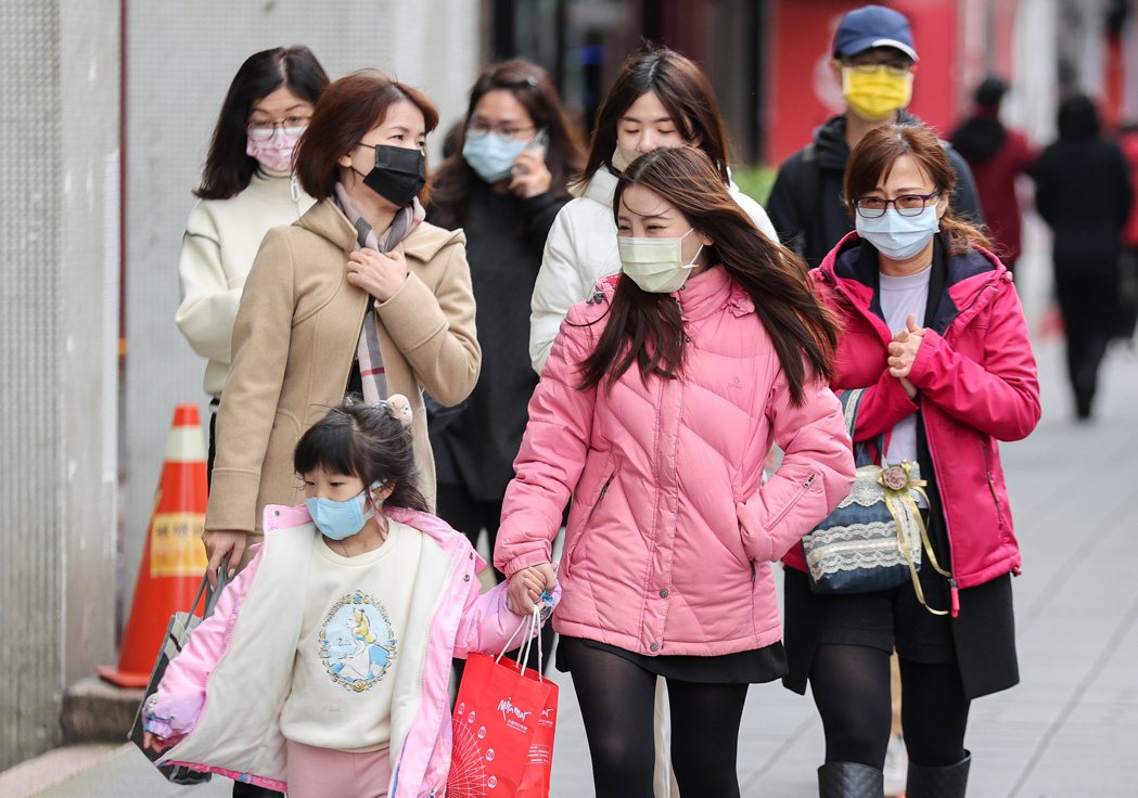 專家示警，台灣致死率下降速度慢，且同時有多個病毒株正在流行，目前是「複雜的流行情...