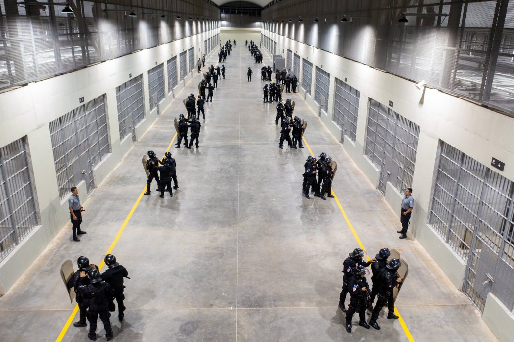 薩爾瓦多政府1月31日公布照片展示新蓋好的監獄「恐怖主義遏制中心」內部，有許多員...