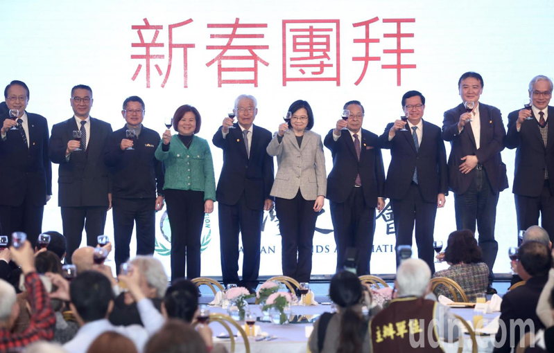 蔡英文總統（右五）今晚出席台灣之友會感恩迎新春聯歡之夜，致詞感謝總會長黃崑虎（左五）及會員們對她的支持，和出席貴賓一同上台舉行新春團拜及敬酒儀式。記者林俊良／攝影