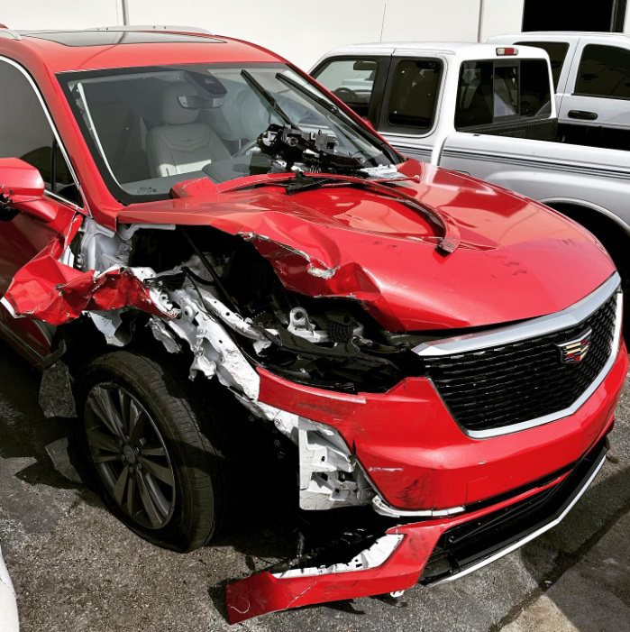 巨石強森的母親出車禍，車子受到嚴重的撞擊。圖／摘自IG