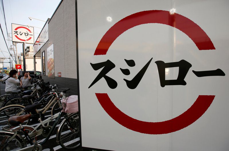 日本連鎖迴轉壽司店「壽司郎」爆出遭顧客惡作劇事件，意外帶動監視攝影機類股大漲。  路透