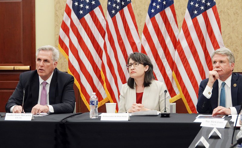 美國眾議院議長麥卡錫(左)、台灣駐美代表蕭美琴(中)。     圖／聯合報系資料照