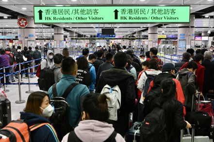 大陸與香港昨（3）日同步宣布，6日起全面恢復中國大陸與港澳人員往來、無需新冠病毒感染核酸檢測（PCR）陰性證明。圖為香港旅客早前於落馬洲口岸入境中國大陸的資料照。 （中新社）