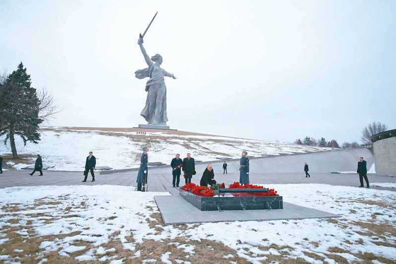 俄羅斯總統普亭二日參加二戰史達林格勒戰役擊敗納粹德國八十周年紀念活動，在南部伏爾加格勒向蘇聯元帥崔可夫墓獻花。後為紀念碑「祖國召喚」。（路透）